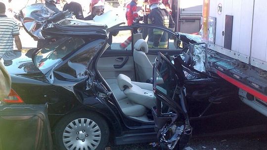 Wypadek na al. Tysiąclecia: saab wbił się w ciężarówkę (zdjęcia)