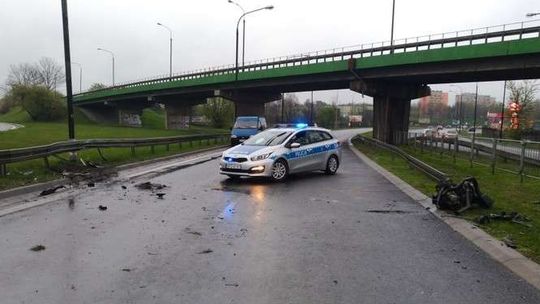 Wypadek na al. Tysiąclecia w Lublinie. Z volkswagena aż wypadł silnik