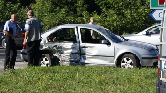 Wypadek na al. Warszawskiej i kolizja z udziałem sreberka (zdjęcia)
