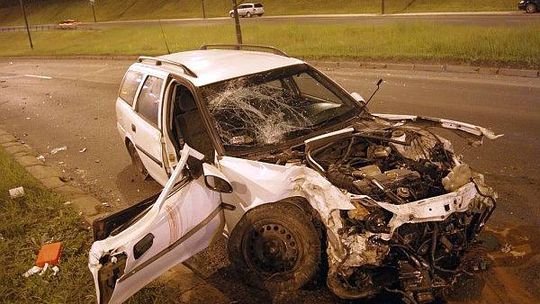 Wypadek na al. Witosa. Kierowca opla czołowo zderzył się z cysterną