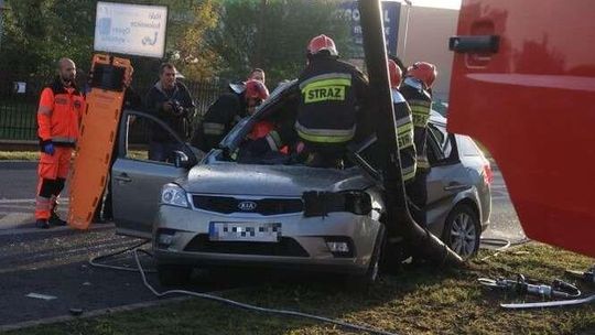 Wypadek na al. Witosa: Samochód uderzył w latarnię