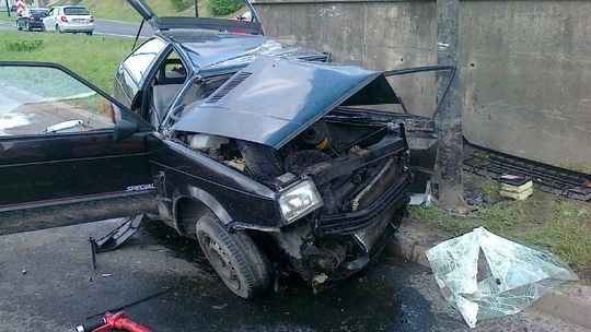 Wypadek na al. Witosa: Seat wbił się w słup