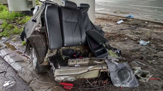 Wypadek na al. Witosa w Lublinie. Chevrolet po zderzeniu z busem rozpadł się na kawałki