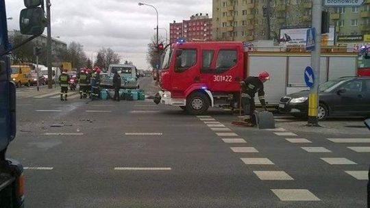 Wypadek na Bronowicach. Na drogę wysypały się butle z gazem