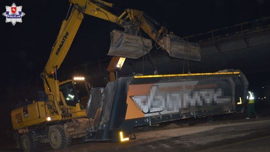 Wypadek na budowie S17. Nie opuścił skrzyni w ciężarówce i uderzył w wiadukt [zdjęcia]