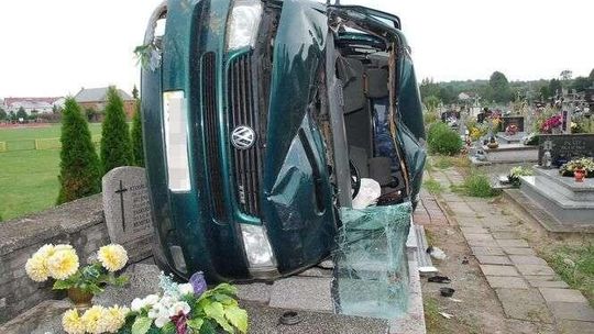 Wypadek na cmentarzu. Samochód wylądował na nagrobkach (zdjęcia)