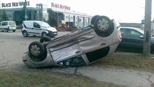 Wypadek na Diamentowej. Dwie osoby w szpitalu
