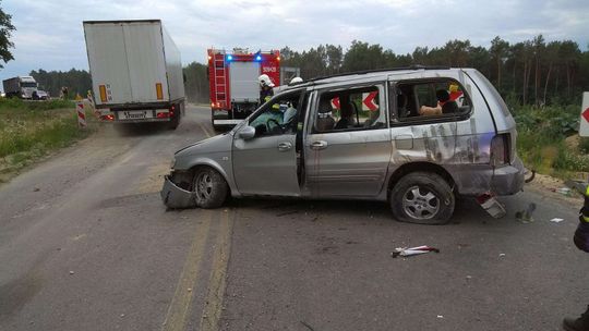 Wypadek na DK17. KIA dachowała w Żyrzynie [zdjęcia]