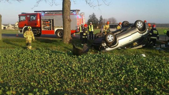 Wypadek na DK19 Lublin-Kraśnik. Dachowanie samochodu, ciągnącego busa na lawecie