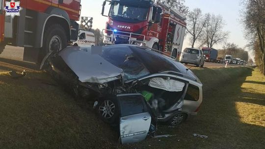 Wypadek na drodze K-2. Jeden z kierowców został uwięziony w aucie