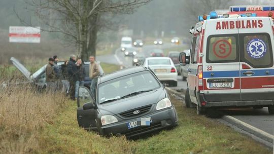 Wypadek na drodze Lublin-Łęczna. Subaru wjechało w drzewo