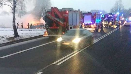 Wypadek na drodze Lublin-Warszawa. Samochód stanął w ogniu (zdjęcia)