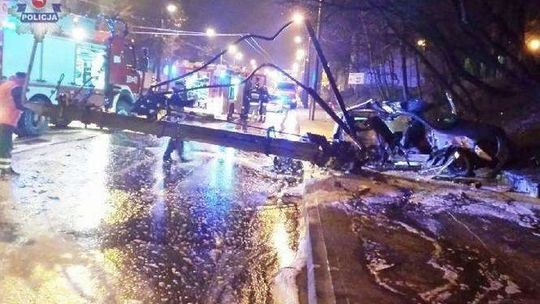 Wypadek na Drodze Męczenników Majdanka. Opel skosił słup trakcji trolejbusowej