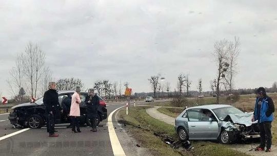 Wypadek na drodze nr 17, trzy osoby poszkodowane