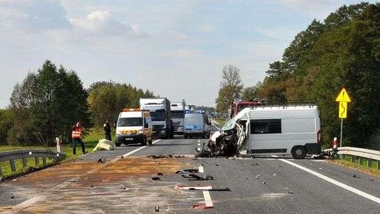 Wypadek na drodze nr 2. Ciężarówka zderzyła się z fiatem ducato