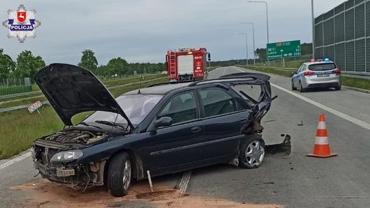 Wypadek na ekspresówce. Samochód dachował, a śmigłowiec zabrał kierowcę do szpitala