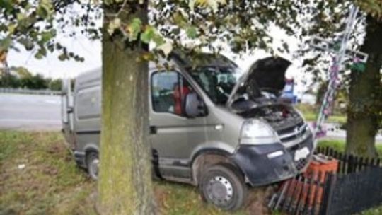 Wypadek na K17. Bus wjechał w przydrożną kapliczkę