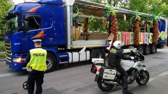 Wypadek na korowodzie studenckim. 21-letnia dziewczyna spadła z platformy i uderzyła głową w asfalt. Była pijana