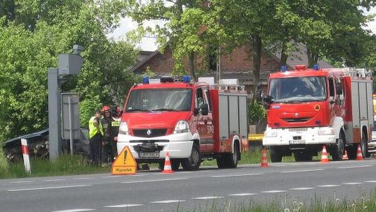 Wypadek na krajowej \"17\". BMW wypadło z drogi