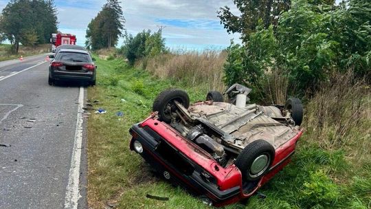 Wypadek na krajowej 17. Dwie osoby ranne. Policja kieruje na objazdy