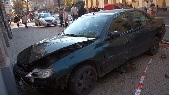 Wypadek na Krakowskim Przedmieściu. Peugeot wjechał na chodnik