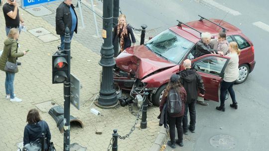 Wypadek na Krakowskim Przedmieściu w Lublinie. Seat uderzył w słup sygnalizacji świetlnej