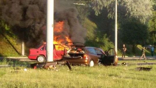 Wypadek na Nadbystrzyckiej, auto w płomieniach. Kierowcy się ścigali? (zdjęcia, wideo)