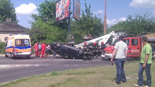 Wypadek na Nałęczowskiej w Lublinie. Volkswagen zaczepił o podnośnik