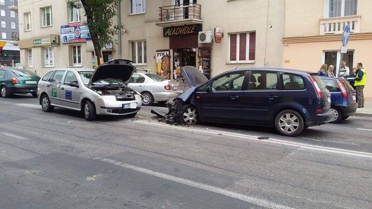 Wypadek na Narutowicza. Pijany kierowca staranował dwa auta