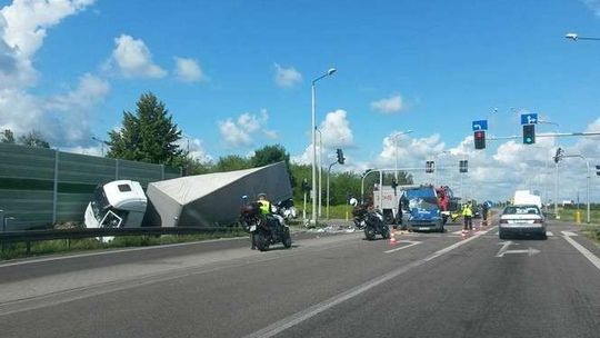 Wypadek na obwodnicy Białej Podlaskiej. Ciężarówka zderzyła się z busem