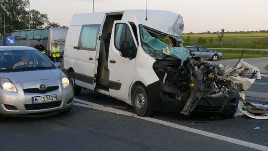 Wypadek na obwodnicy Jędrzejowa. Osobowy bus zderzył się z ciężarówką