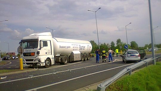 Wypadek na obwodnicy Lubartowa: Kia zderzyła się z ciężarówką