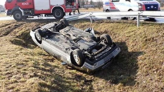 Wypadek na obwodnicy Lubartowa. Samochód dachował