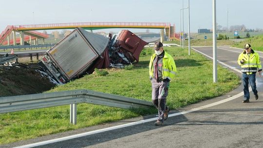 Wypadek na obwodnicy Lublina. Kierowca tira przewieziony do szpitala [zdjęcia]