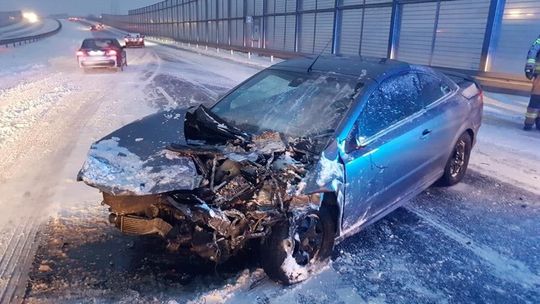 Wypadek na obwodnicy Lublina. Osobówka zderzyła się z odśnieżarką [zdjęcia]