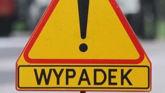 Wypadek na obwodnicy Piask. Bus dostawczy przewrócił się na bok