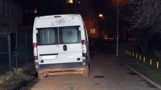 Wypadek na osiedlu. Bus potrącił pieszego