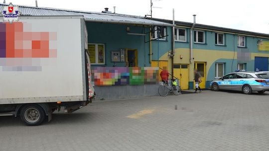 Wypadek na parkingu. 75-latek został przewieziony do szpitala