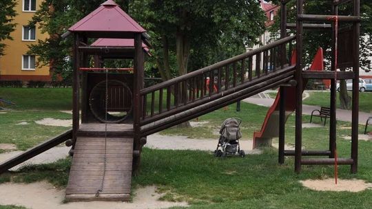 Wypadek na placu zabaw. 7-latek spadł ze zjeżdżalni i stracił przytomność