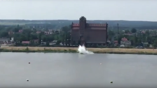 Wypadek na pokazach lotniczych w Płocku. Nie żyje pilot samolotu [wideo]