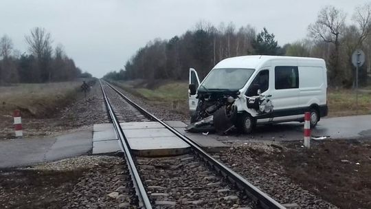 Wypadek na przejeździe kolejowym. Pociąg z Lublina zderzył się z busem, wstrzymany ruch na trasie do Warszawy
