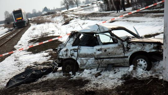 Wypadek na przejeździe kolejowym. Samochód wjechał pod szynobus