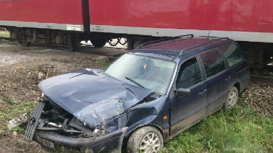 Wypadek na przejeździe kolejowym. Samochód wjechał w pociąg