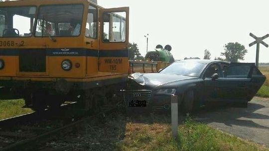 Wypadek na przejeździe kolejowym. Wjechała wprost pod drezynę