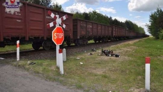 Wypadek na przejeździe: Motocyklista uderzył w pociąg