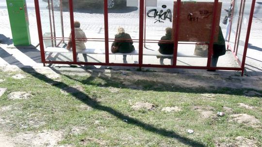 Wypadek na przystanku. Szyba poważnie raniła kobietę czekającą na autobus