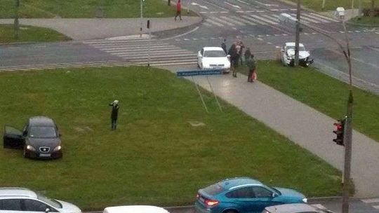 Wypadek na rondzie Kamińskiego. Zderzyły się dwa seaty, jeden wjechał na czewonym