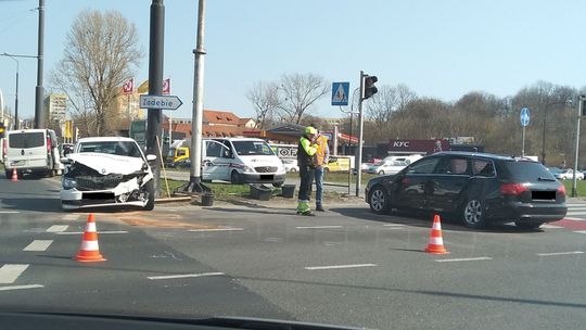 Wypadek na rondzie koło Zamku. Dzieci trafiły do szpitala [zdjęcia]