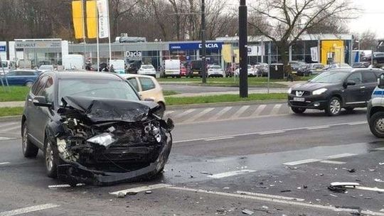Wypadek na rondzie Mohyły. Ciężarówka wymusiła pierwszeństwo