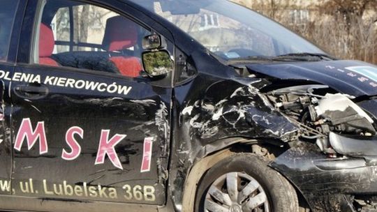 Wypadek na rondzie Mohyły: Instruktor z kursantem trafili do szpitala